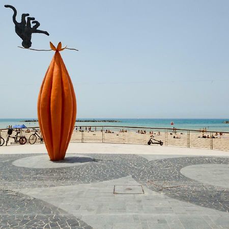 The Surfer'S Beach House Tel Aviv Ngoại thất bức ảnh